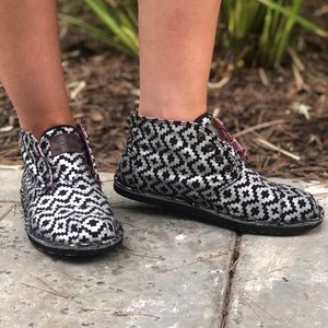 TOMS -Black & Silver Slip-On’s